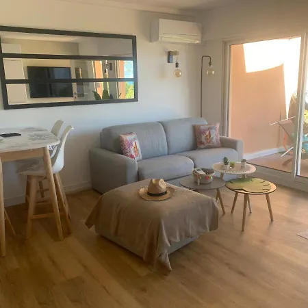 Cap Neree Petit Coin De Paradis Pieds Dans L Eau * Saint-Raphaël