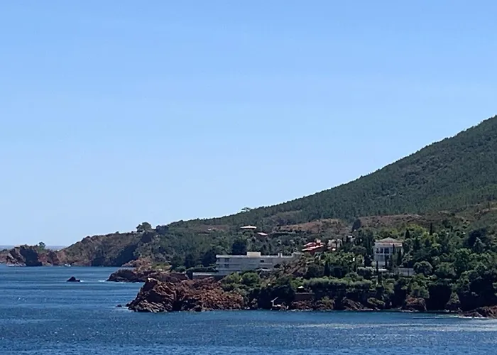 Cap Neree Petit Coin De Paradis Pieds Dans L Eau Daire Saint-Raphaël
